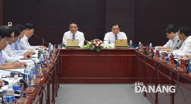 Bí thư Thành ủy Trương Quang Nghĩa và Chủ tịch UBND thành phố Huỳnh Đức Thơ chủ trì buổi gặp mặt. Ảnh: TRIỆU TÙNG