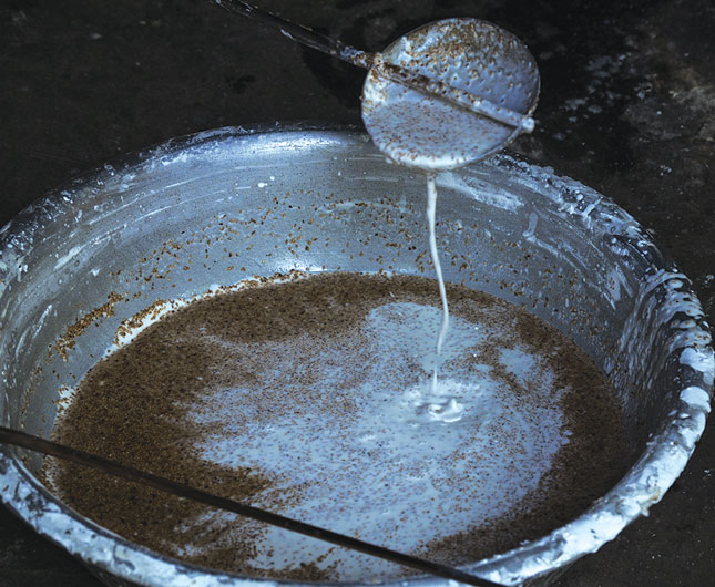 Bột gạo được xay mịn rồi trộn ít hạt mè (vừng) là nguyên liệu chính để làm bánh tráng nổi tiếng.
