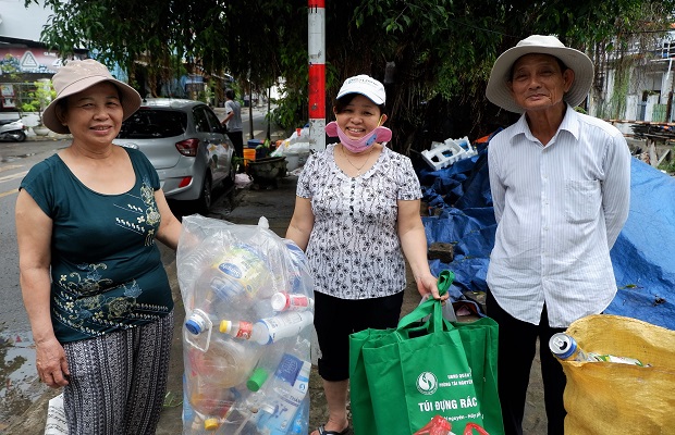 Residents in Thanh Khe District’s Xuan Ha Ward using rubbish storage bags (in green) which are provided by the district’s Natural Resources and the Environment Office