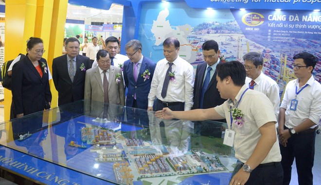 Officials visit a booth at the East-West Economic Corridor’s International Trade, Tourism and Investment Fair – Da Nang on August 3 (Photo: VNA)Officials visit a booth at the East-West Economic Corridor’s International Trade, Tourism and Investment Fair – Da Nang on August 3 (Photo: VNA)