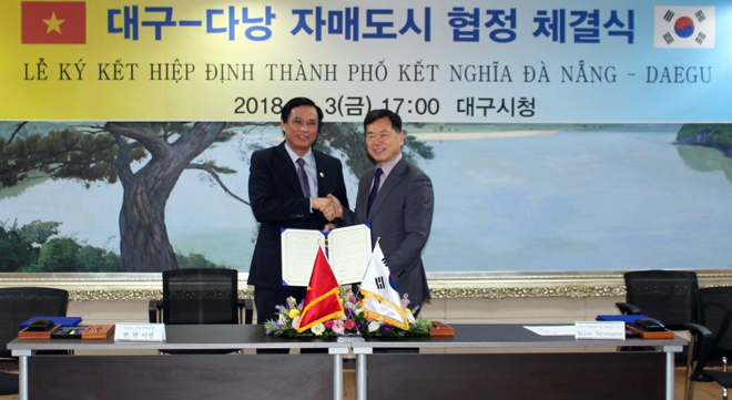 Da Nang People’s Committee Vice Chairman Tran Van Mien (left) and Vice Mayor of Daegu City Kim Seung-su signing an agreement on bilateral friendship promotion and comprehensive cooperation