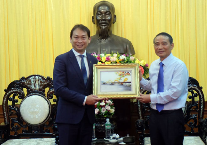 Da Nang Party Committee Secretary Truong Quang Nghia (right) warmly receiving Mr Douglas Foo, the President of the Singapore Manufacturing Federation (SMF) cum Founder and Chairman of Sakae Holdings