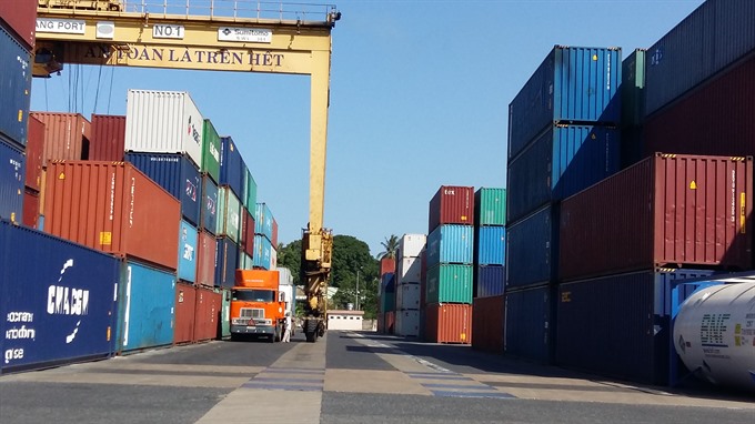 A crane loads cargo at Tiên Sa Port’s container yard in Đà Nẵng. The city plans to develop a logistics complex with total investment of US$620 million. — VNS Photo Công Thành Read more at http://vietnamnews.vn/economy/463262/da-nang-plans-to-become-asean-logistics-centre.html#zAt0750TvP5JIjQq.99