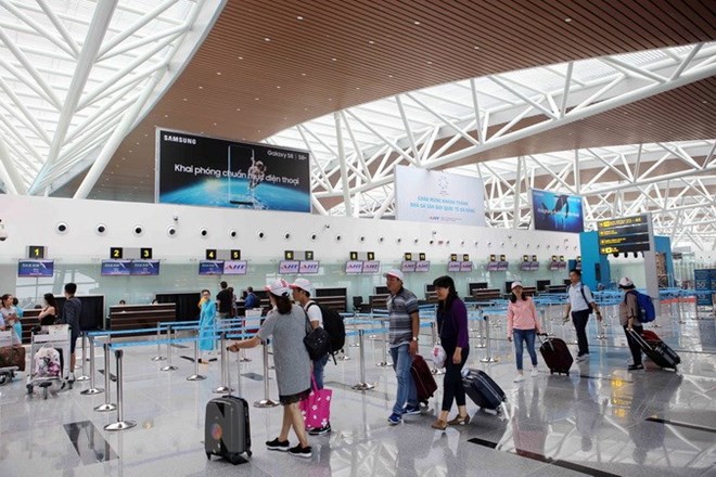 Passengers at the Da Nang international airport 
