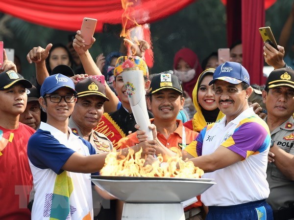 The Asian Games 2018 torch reaches Jakarta, Indonesia on August 15, ending a month-long journey across 54 cities in the Southeast Asian nation. (Photo: Xinhua/VNA)