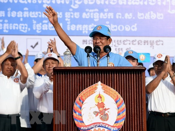 Cambodian Prime Minister Samdech Techo Hun Sen (centre) during his election campaign in Phnom Penh. (Source: AFP / VNA)