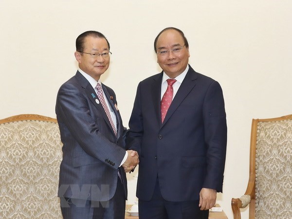 Prime Minister Nguyen Xuan Phuc (R) receives Kawamura Takeo, Chairperson of the Japanese House of Representatives’ Committee on Budget 