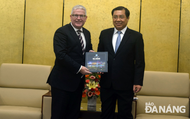 Chủ tịch UBND thành phố Huỳnh Đức Thơ (bên phải) tặng quà lưu niệm cho ông Craig Chittick, Đại sứ Australia tại Việt Nam.              Ảnh: TRỌNG HÙNG