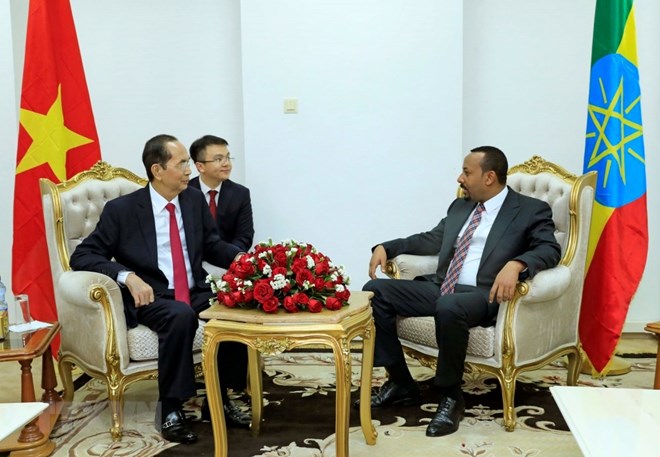 President Tran Dai Quang (L) meets with Ethiopian Prime Minister Abiy Ahmed in Addis Ababa 