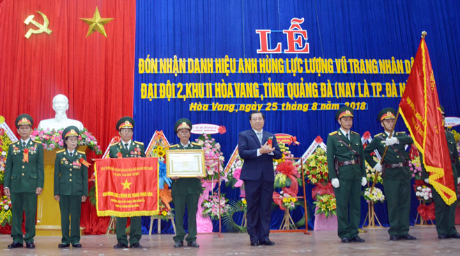 Chairman Tho (4th right) presenting 'People’s Armed Forces Hero' title and flag to the Liaison Committee for the Company No 2, Zone II Hoa Vang.