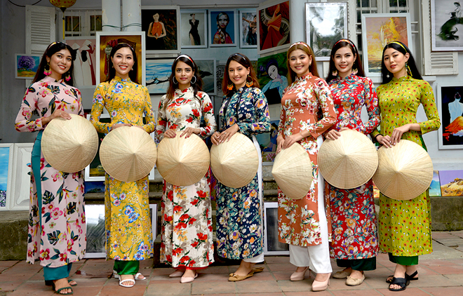 Dieu Ngoc (2nd left) and foreign beauties in ‘Ao Dais’