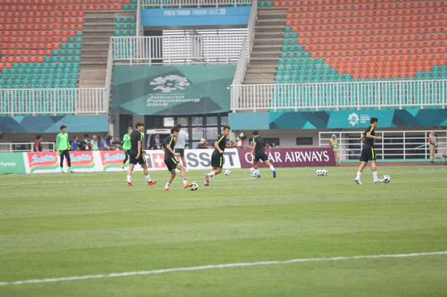 Các cầu thủ Olympic Hàn Quốc khởi động trên sân