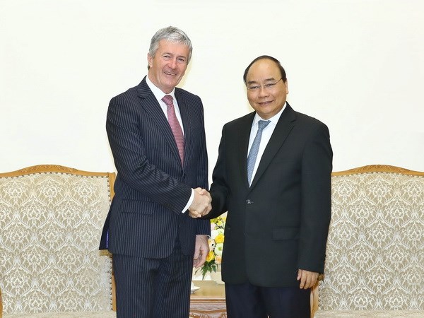 Prime Minister Nguyen Xuan Phuc (R) receives Minister of Agriculture, Biosecurity, Food Safety, and Rural Communities Damien O’Connor