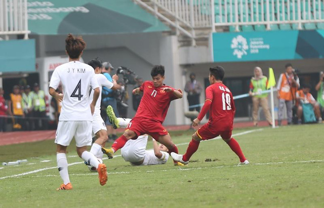 Văn Thanh gặp nhiều khó khăn trước thể lực của cầu thủ Hàn Quốc