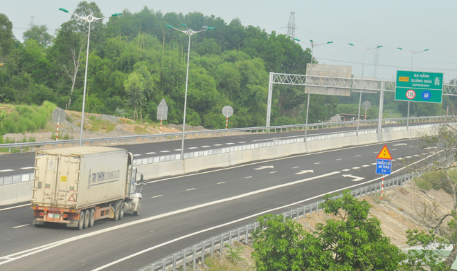  As part of the whole expressway, a section which links Tam Ky City with Quang Ngai Province now nearing completion, ready for use.