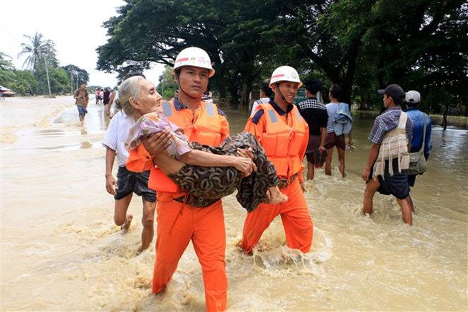 The authorised force evacuate people in Bago region of Myanmar after the dam break (Photo: VNA)
