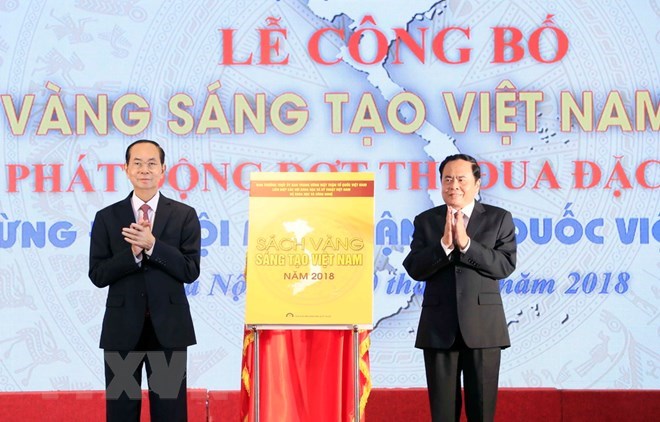 President Tran Dai Quang (left) and President of the Vietnam Fatherland Front Central Committee Tran Thanh Man cut the ribbon to release the book.(Source: VNA)