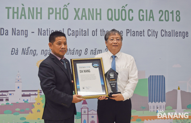 On behalf of the city leaders and citizens, Vice Chairman of the municipal People’s Committee Nguyen Ngoc Tuan (right) receiving a certificate of recognition of the city as the ‘National Capital of the World Wide Fund for Nature (WWF)’s One Planet City Challenge 2018 (OPCC)’ from Country Director of WWF-Viet Nam Van Ngoc Thinh