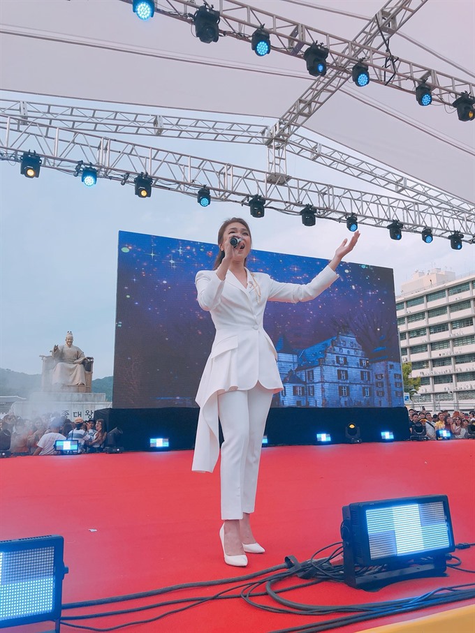 Pop idol Mỹ Tâm performs at the cultural festival Vietfest Seoul 2018 at Gwanghwamun Plaza, Seoul, on September 2. She will appear at the free concert, Mối Tình Đầu Mỹ Tâm- 1st (The First Love), at Jangchung Arena in Seoul on October 20. — Photo from the singer’s facebook Read more at http://vietnamnews.vn/life-style/465069/pop-star-my-tam-to-perform-in-s-korea.html#gC5EzBEiMxV4CZyQ.99