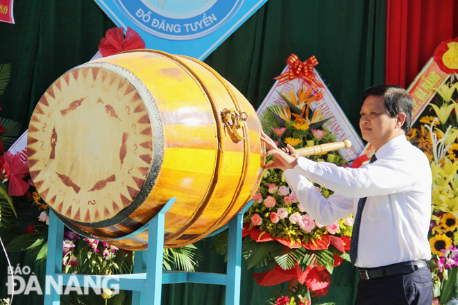 Chủ tịch HĐND thành phố Nguyễn Nho Trung đánh hồi trống khai giảng năm học mới tại Trường THCS Đỗ Đăng Tuyển. Ảnh: Q.KHẢI