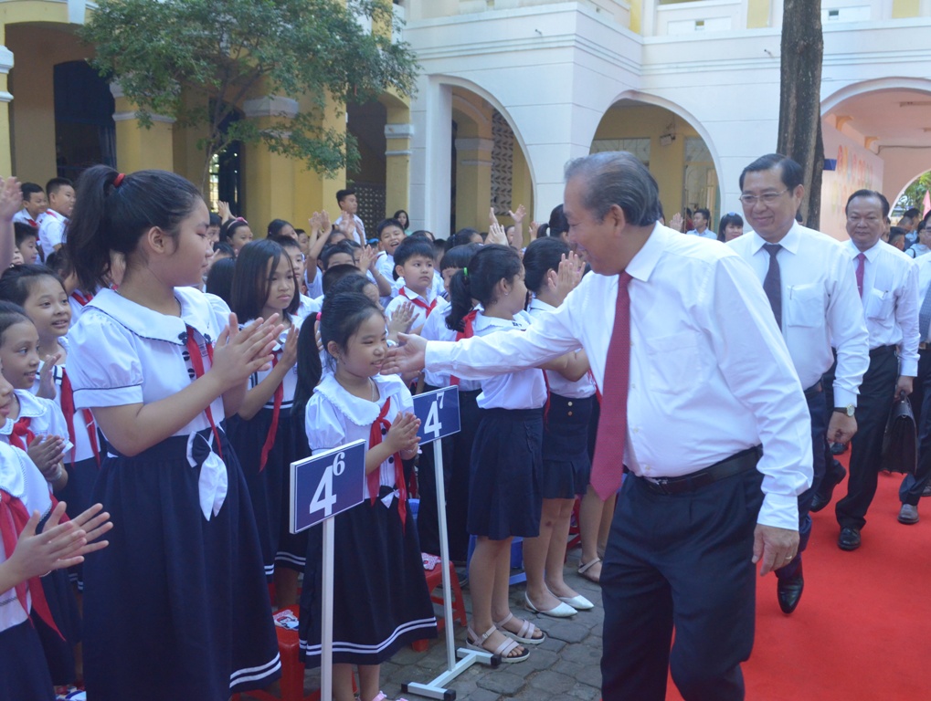 Phó Thủ tướng Thường trực Chính phủ Trương Hòa Bình tham gia khai giảng năm học mới tại Trường tiểu học Phù Đổng