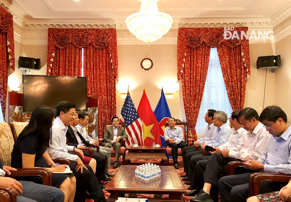 Vietnamese Ambassador to the USA Ngoc (centre, left) and Secretary Nghia (centre, right)