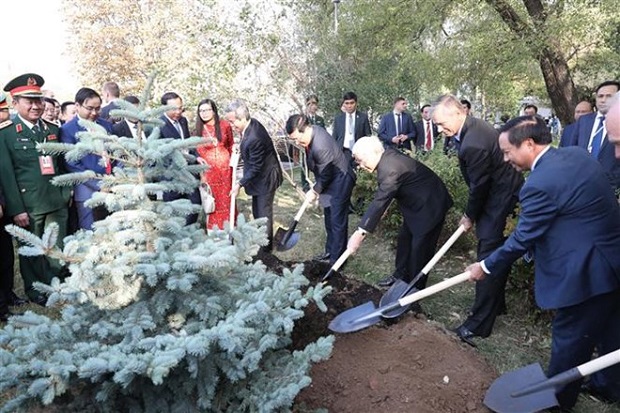General Secretary of the Communist Party of Viet Nam Nguyen Phu Trong, his entourage and Russian friends plant a tree near President Ho Chi Minh’s statue in Moscow on September 6 