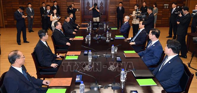 Bộ trưởng Bộ Thống nhất Hàn Quốc Cho Myoung-gyon (thứ 3, phải) và Chủ tịch Ủy ban Tái thống nhất hòa bình Triều Tiên Ri Son-gwon (thứ 3, trái) trong cuộc đàm phán chuẩn bị cho hội nghị thượng đỉnh liên Triều lần thứ 3, tại làng đình chiến Panmunjom ngày 13/8. Ảnh: Yonhap/TTXVN