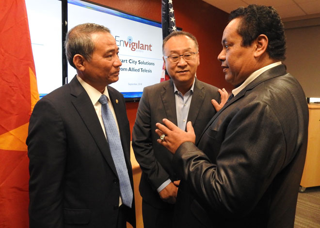 The city leader Nghia (1st left) speaking with representatives of businesses in the Silicon Valley