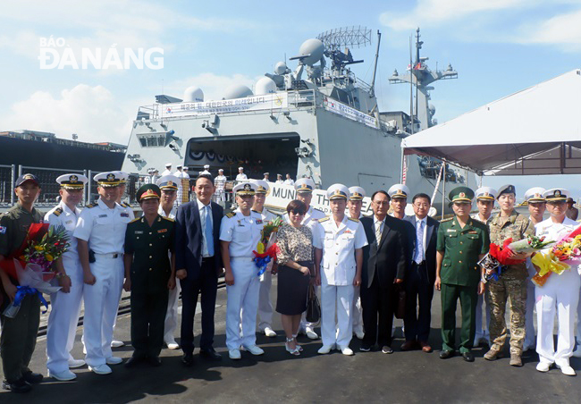 Representatives from the 2 countries posing a group photo with the ship’s crew