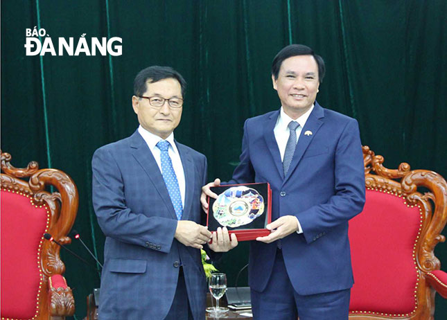  Da Nang People’s Committee Vice Chairman Tran Van Mien (right) warmly receiving Mr Chi Seong-Gun, the Deputy Mayor of Namyangju City