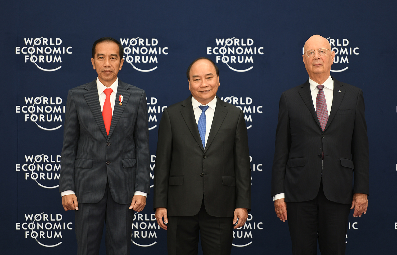 Thủ tướng Nguyễn Xuân Phúc và Chủ tịch WEF Klaus Schwab đón Tổng thống Indonesia Joko Widodo. Ảnh: VGP