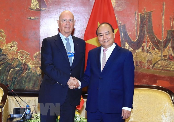 Prime Minister Nguyen Xuan Phuc (R) shakes hands with WEF Founder and Executive Chairman Prof. Klaus Schwab (Photo: VNA)