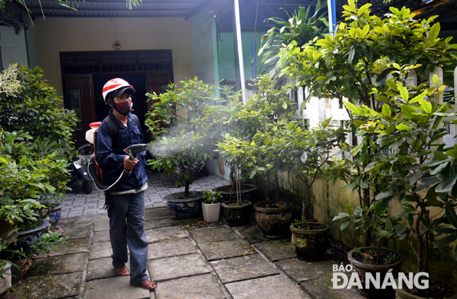 Spraying anti-mosquito chemical at a family in Lien Chieu District’s Hoa Khanh Nam Ward