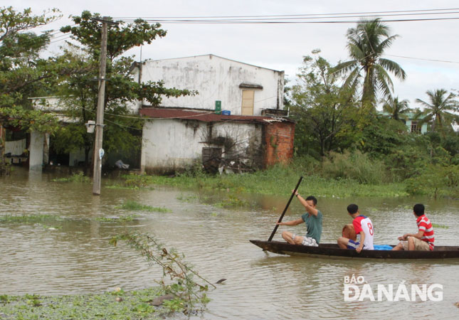  Trong mùa mưa bão năm 2017, nhiều khu vực ở xã Hòa Liên bị ngập lụt vì đổ đất làm khu đô thị cản trở lối thoát nước ra sông Cu Đê. Ảnh: HOÀNG HIỆP