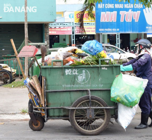 Hằng ngày, mỗi công nhân phải thu gom gần 10 tấn rác bằng thủ công và di chuyển quãng đường hàng chục cây số. 