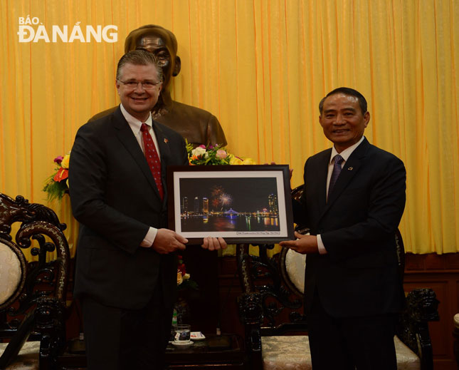  Da Nang Party Committee Secretary Truong Quang Nghia warmly receiving US Ambassador Extraordinary and Plenipotentiary to Viet Nam Daniel J. Kritenbrink