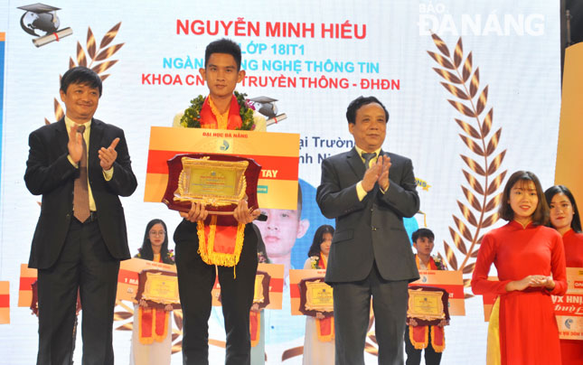 Municipal People’s Committee Permanent Vice Chairman Dang Viet Dung (left) and the UDN leader honouring the 10 most outstanding students