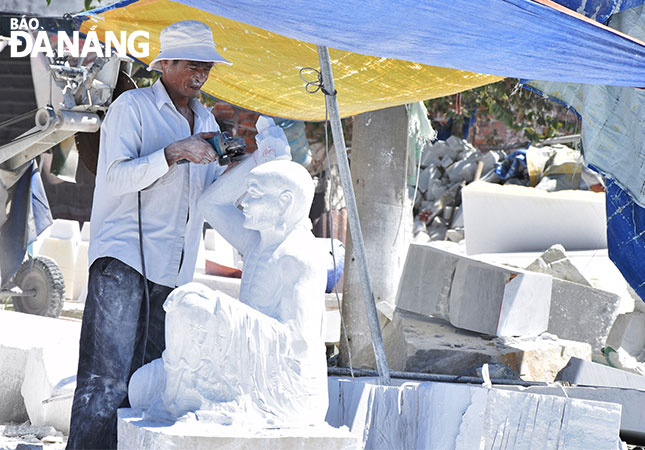 Many carvers at the Non Nuoc Fine Arts Stone Village are satisfied with their stable incomes
