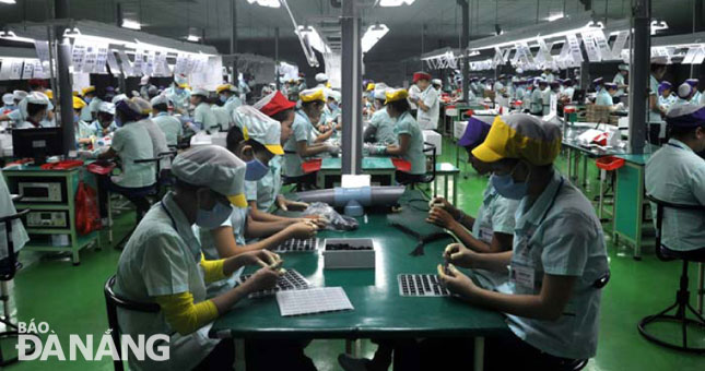 Nhiều doanh nghiệp Nhật Bản đầu tư vào Việt Nam hoạt động có hiệu quả. TRONG ẢNH: Ca làm việc của công nhân Công ty TNHH Điện tử Foster.