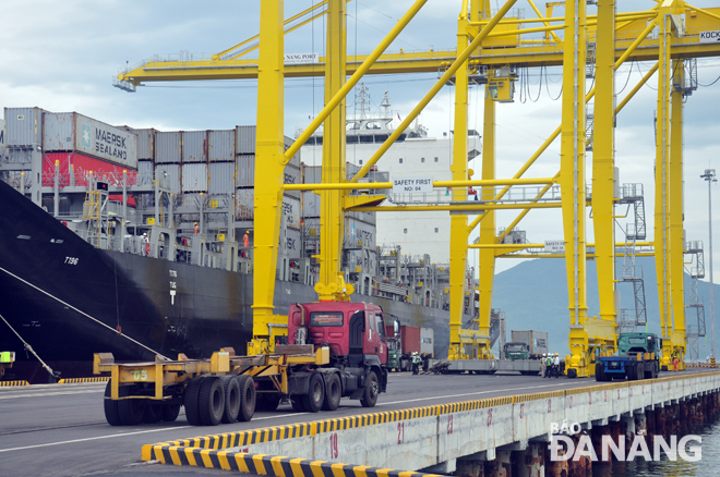 Sau năm 2020, dự kiến năng lực của cảng Tiên Sa sẽ không đáp ứng được nhu cầu tăng trưởng hàng hóa qua cảng. Do vậy, cần sớm triển khai xây dựng cảng Liên Chiểu.                           Ảnh: THÀNH LÂN