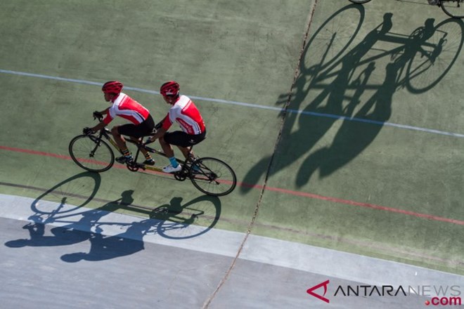 Athletes in tandem cycling in the blind category attend the national training of the 2018 Asian Para Games in Central Java, Indonesia (Photo: Antara)