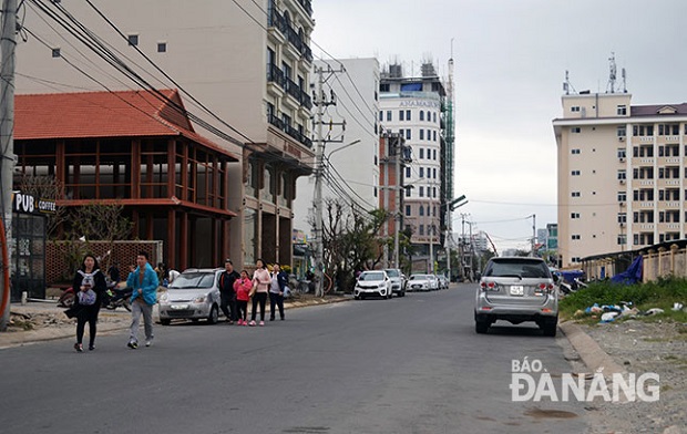 Visitors walking along Tran Bach Dang street located in An Thuong Tourism Area