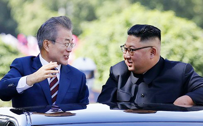 Tổng thống Hàn Quốc Moon Jae-in và nhà lãnh đạo Triều Tiên Kim Jong Un gặp nhau tại Bình Nhưỡng hôm 18-9-2018. Ảnh: AP