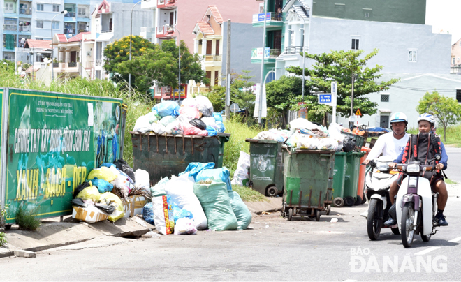Cần đầu tư thêm phương tiện thu gom, vận chuyển để giảm khối lượng rác thải tồn đọng trên các tuyến đường của thành phố. Ảnh: HOÀNG HIỆP