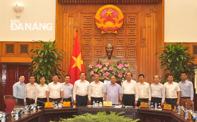Thủ tướng chụp ảnh lưu niệm cùng đoàn công tác của thành phố Đà Nẵng