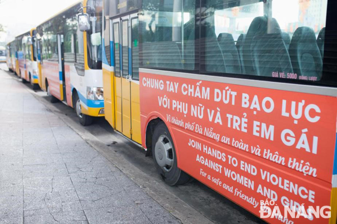Chiến dịch truyền thông “Chung tay chấm dứt bạo lực với phụ nữ và trẻ em gái” trên các phương tiện xe buýt ở thành phố Đà Nẵng. Ảnh: Q.T