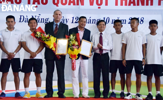 Chairman of the municipal People’s Council and the Da Nang Tennis Federation (DTF) Nguyen Nho Trung (5th, left) handing over the appointment decisions to Executive Director Truong Quang Vu and Technical Director Dimitri Penchev