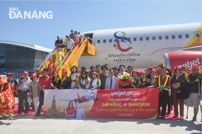 Representatives from the municipal Department of Tourism welcoming air passengers on the first Da Nang-Bangkok direct flight