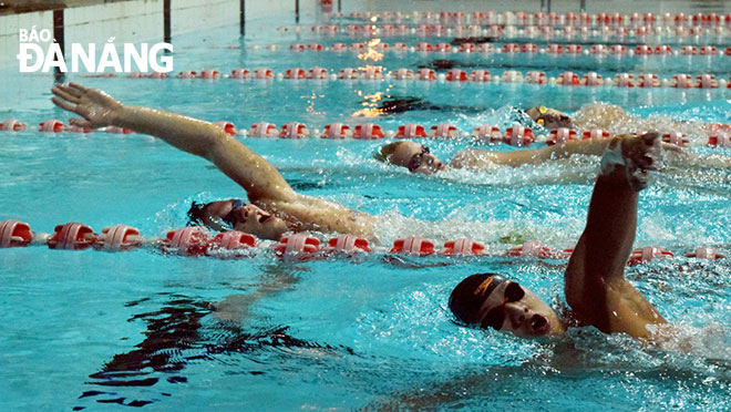 Local swimmer Hoang Quy Phuoc (front)